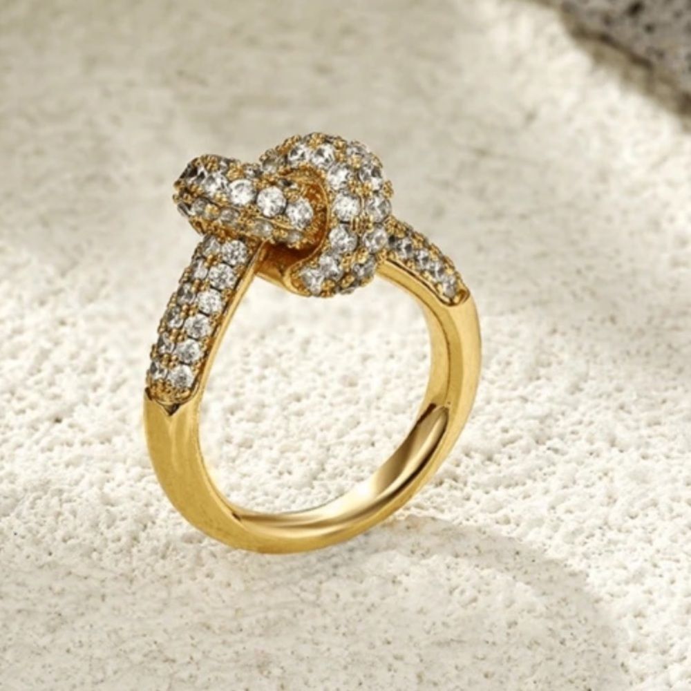 Elegant Gold Knot Ring R111
